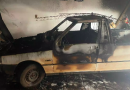 Carro pega fogo em garagem de residência