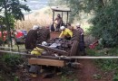 Trabalhador fica mais de 1h embaixo de trator tombado em cidade