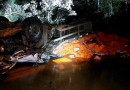 Pai, mãe e filha morrem em tombamento de caminhão dentro de riacho no Oeste de SC