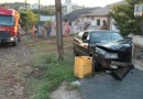Veículo bate em muro e duas pessoas ficam feridas