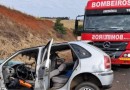Motorista fica preso às ferragens após acidente entre carro e trator