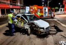 Carro bate em poste