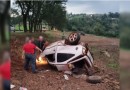 Idosos de 61 e 64 anos morrem em saída de pista seguindo de choque em árvore
