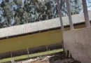 Jovem de 20 anos fica ferido após queda de telhado