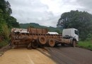 Caminhão tomba na SC-283 e interrompe totalmente o trânsito