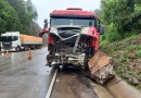 Rocha desprende de barranco e atinge caminhão na BR-163 em Guaraciaba