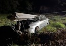 Condutor de automóvel bate em poste e deixa três feridos