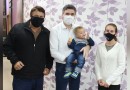 Família de guri que se perdeu em milharal visita prefeito para agradecer por apoio nas buscas
