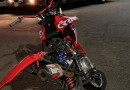 Motociclista fica ferido após colisão com carreta