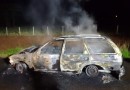 Carro pega fogo e é destruído em Paraíso