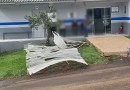 Caminhonete colide e arranca cobertura da frente do Posto de Saúde de Jorge Lacerda