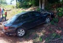 Mulher sofre possível desmaio e desce barranco com veículo no Oeste