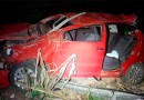 Carro colide em poste e duas pessoas ficam feridas