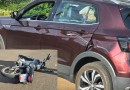 Motociclista fica ferido em colisão entre moto e carro