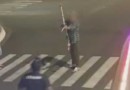 Vídeo mostra homem armado com arco e flecha causando confusão e sendo agredido com voadora no centro da cidade