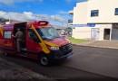 Motociclista fica ferido após ser atingido por carro e arremessado contra outro