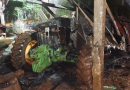 Incêndio em trator atinge galpão no interior