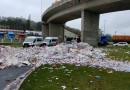 Carreta tomba sobre elevado entre BRs 282 e 480 em Chapecó e interdita trânsito