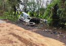 Carreta com 57 mil litros de gasolina cai em ribanceira após colisão no Oeste de SC