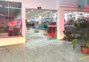 Homem invade supermercado com veículo para perseguir ex-companheira