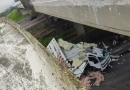 Caminhão que transportava carga de carne cai de cima da alça de acesso à freeway