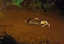 Após veículo cair em rio, populares salvam motorista e evitam tragédia