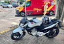 Condutora de moto fica ferida após colisão com carro