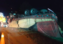 Motorista sai ileso de capotamento de caminhão na BR-282