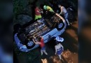 Motorista é socorrido inconsciente ao cair com automóvel dentro de riacho