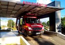 Saída de pista seguida de choque em barranco