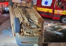 Motorista perde controle, atinge carros estacionados e capota no Centro