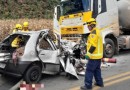 Colisão entre automóvel e carreta deixa quatro mortos na BR-470