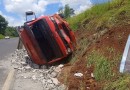 Caminhão carregado com blocos de concreto tomba após pneu estourar na PR-280