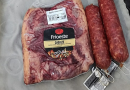 Mulher é flagrada furtando carne nobre e salames em mercado de Chapecó