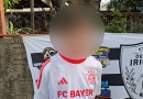 “Eu me arrependo”: criança que queimou bandeira do Brasil quebra o silêncio e pede desculpas