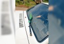 Carro com um rodo como limpador de para-brisa é flagrado em rodovia de Santa Catarina