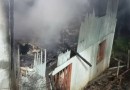 Policiais militares salvam 10 pessoas de casa em chamas; duas pessoas morreram na ocorrência