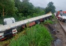 Carreta sai da pista na Serra da Maria Preta
