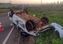 Carro capota após colisão lateral no Oeste de SC