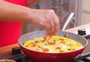 Transforme ovos e tomates em um lanche saboroso para o café da manhã seguindo essa receita simples