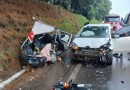 Motorista fica preso nas ferragens após acidente entre veículos na BR-282