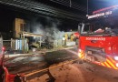 Sofá ao lado de fogão a lenha pega fogo e residência fica destruída