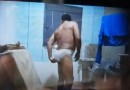 Câmeras registram homem invadindo casa para cheirar e vestir calcinhas