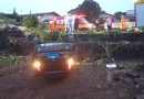 Motorista sai da pista e capota carro, mas sai ilesa