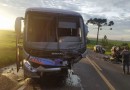 Carro capota após bater de frente com ônibus de trabalhadores na BR-277, diz PRF; condutor do veículo morreu no local