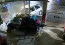 Motorista atinge porta de comércio e foge