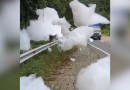 Bolhas gigantes de espuma invadem rodovia de Joinville dois dias após contaminação