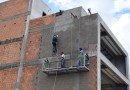 Bombeiros resgatam trabalhadores presos em andaime de prédio em construção