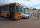 Mulher fica ferida após colisão entre carro e ônibus