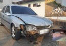 Cena de filme: Motorista pula de veículo em movimento e carro colide em Igreja